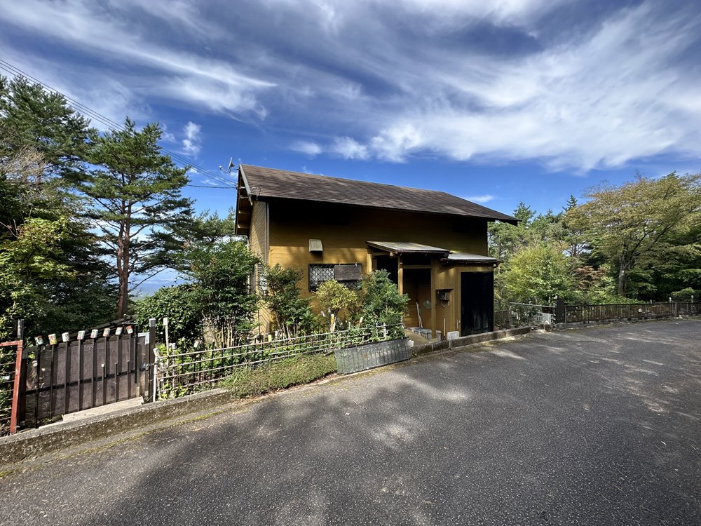 「豊かな自然の中でガーデニングが楽しめる、有田川町中の小さな別荘物件」のメイン画像